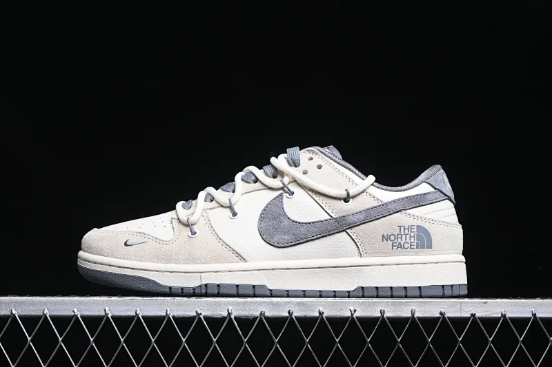 All Categories Nk SB Dunk Series Nk SB Dunk Low High-end Customized Low-top Sneakers Nk SB Dunk Low North Face Series-Strap Piggy Gray Hook Anniversary High-end Customized Low-top Casual Sneakers DM6868-002